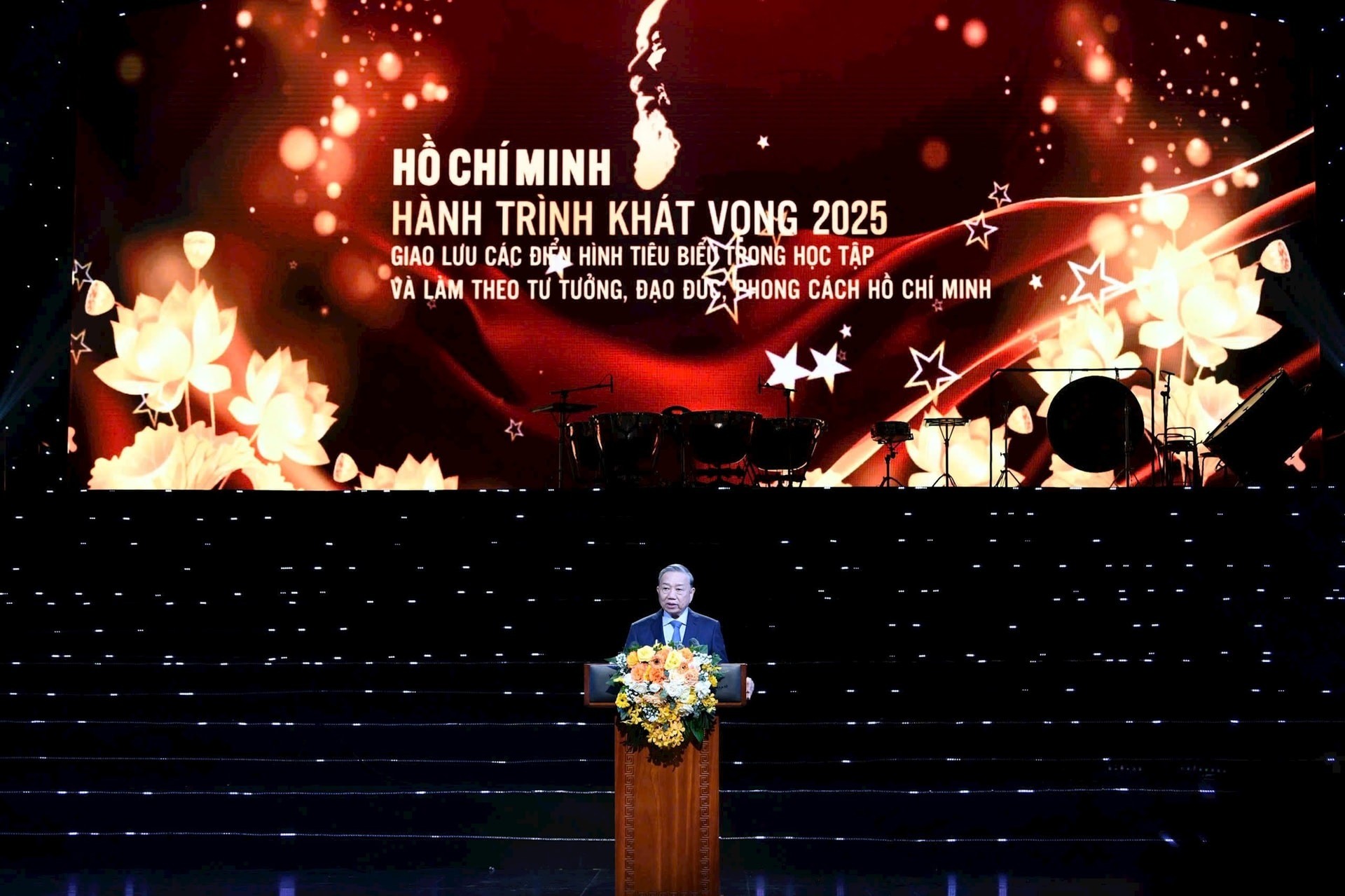 Tổng Bí thư: Mỗi cán bộ, đảng viên nêu gương bằng hành động cụ thể