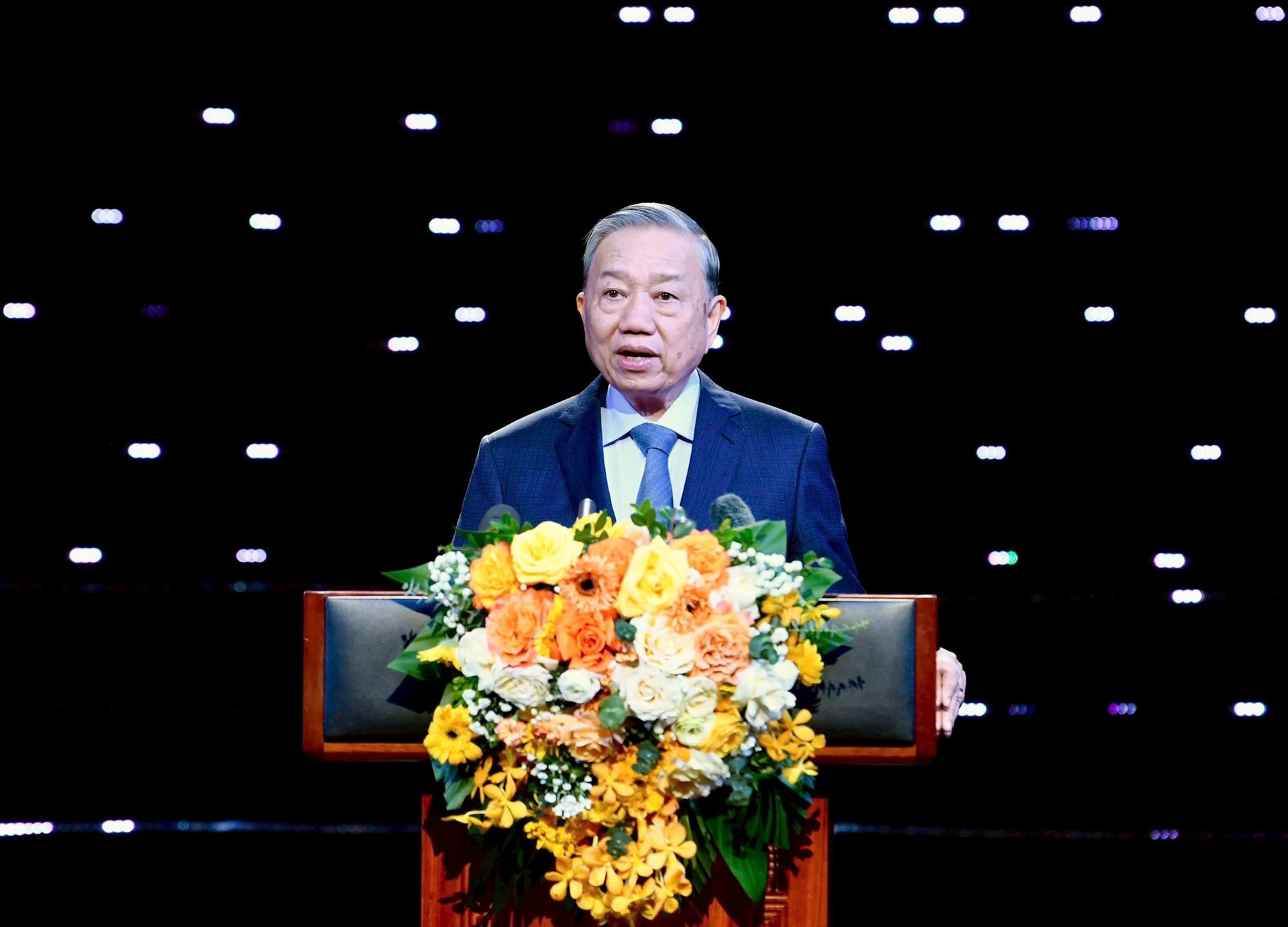 Con thuyền dân tộc tự tin căng buồm ra biển lớn của thời đại