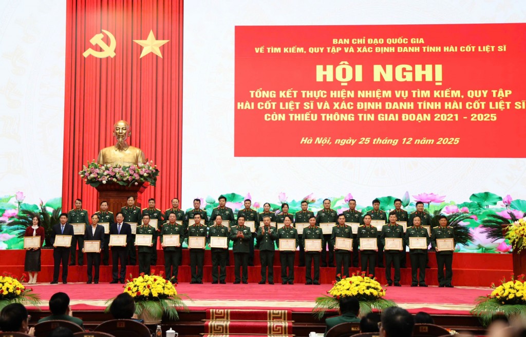 Trao Bằng khen của Bộ trưởng Bộ Quốc phòng cho các tập thể, cá nhân có thành tích xuất sắc trong công tác tìm kiếm, quy tập và xác định danh tính hài cốt liệt sĩ - Ảnh: VGP/Thu Giang