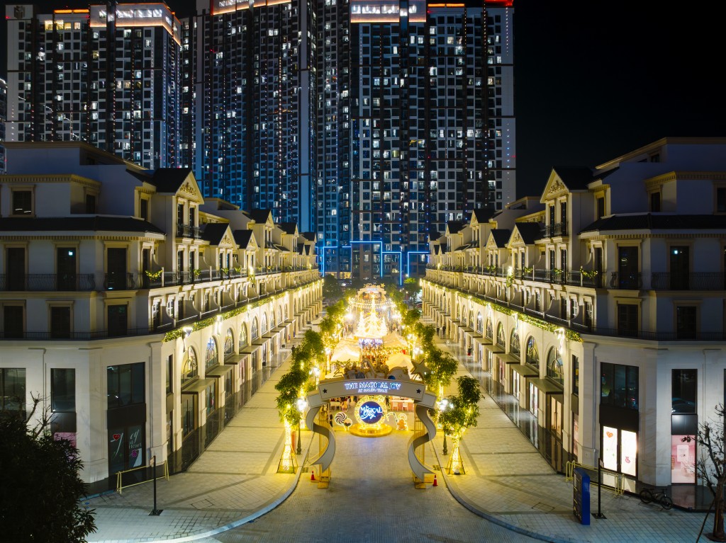 Không gian thương mại Malibu Walk được thắp sáng rực rỡ những ngày diễn ra chuỗi sự kiện “The Magical Joy – Mùa Giáng Sinh Diệu Kỳ” (12.12–25.12.2025)