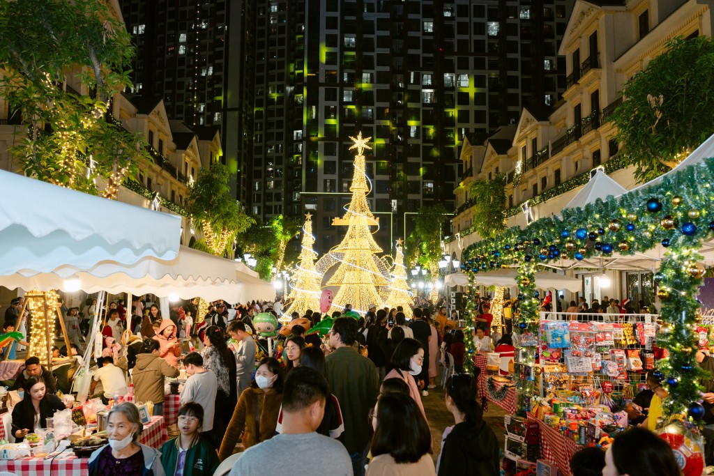 Chợ phiên Giáng sinh Christmas Bazaar thu hút khách tham quan tấp nập mua sắm mỗi đêm