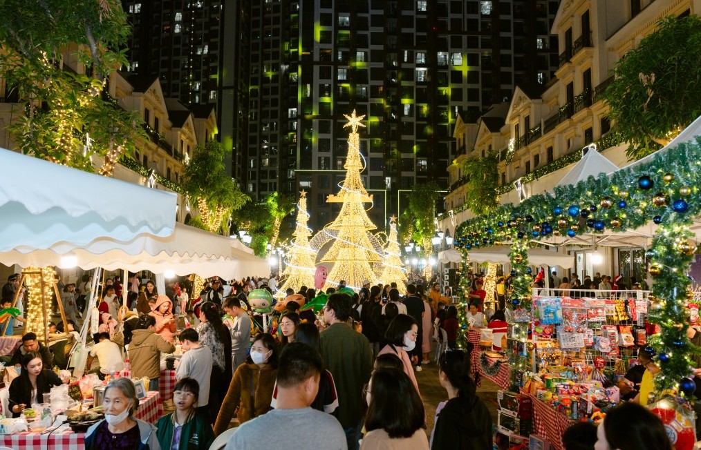 Du khách hòa mình trong không khí lễ hội Giáng sinh tại Malibu Walk