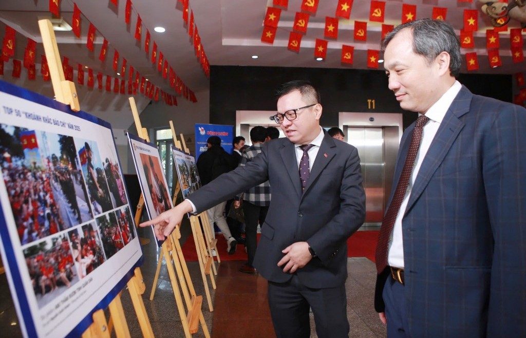 Ấn tượng không gian triển lãm ảnh "Khoảnh khắc Báo chí" 2025