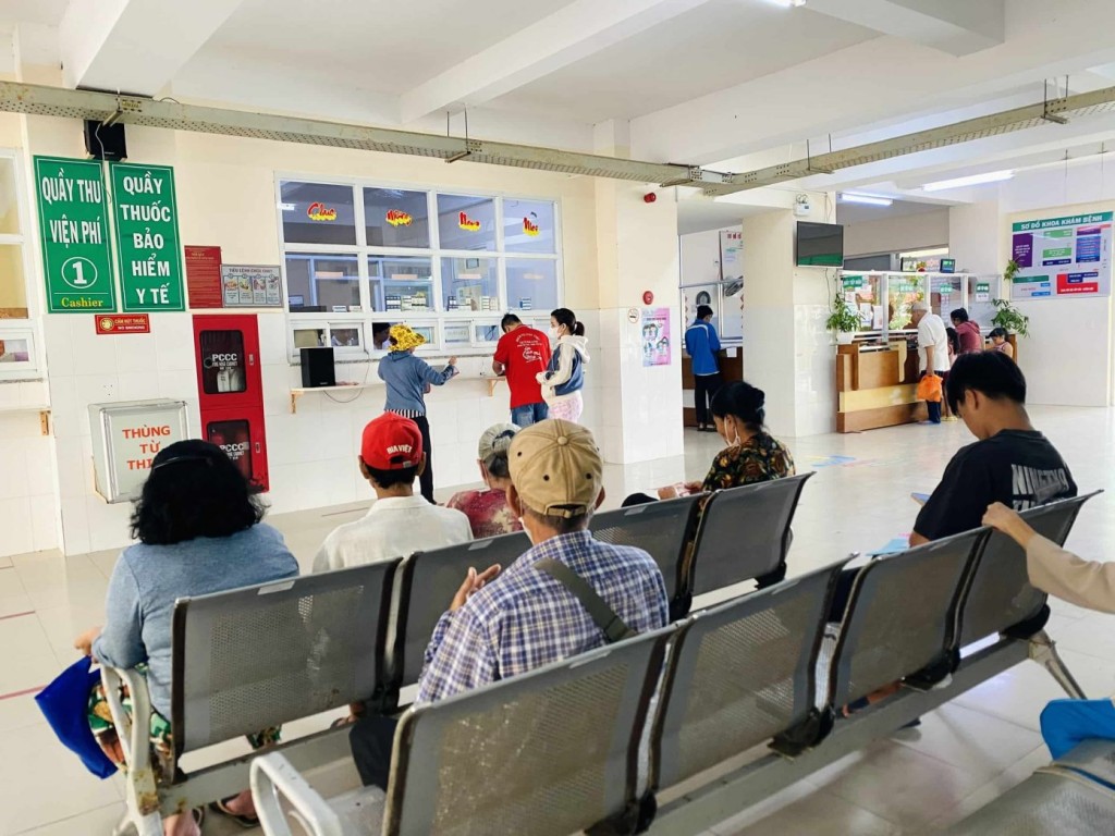 Người dân đến khám, chữa bệnh tại một cơ sở y tế trên địa bàn xã Cần Giờ (ảnh: Minh Thảo)