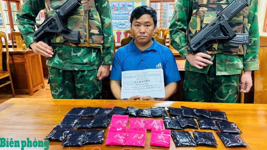 Đối tượng Và Bá Cha cùng tang vật. Ảnh: Hải Thượng Đối tượng Và Bá Cha cùng tang vật. Ảnh: Hải Thượng