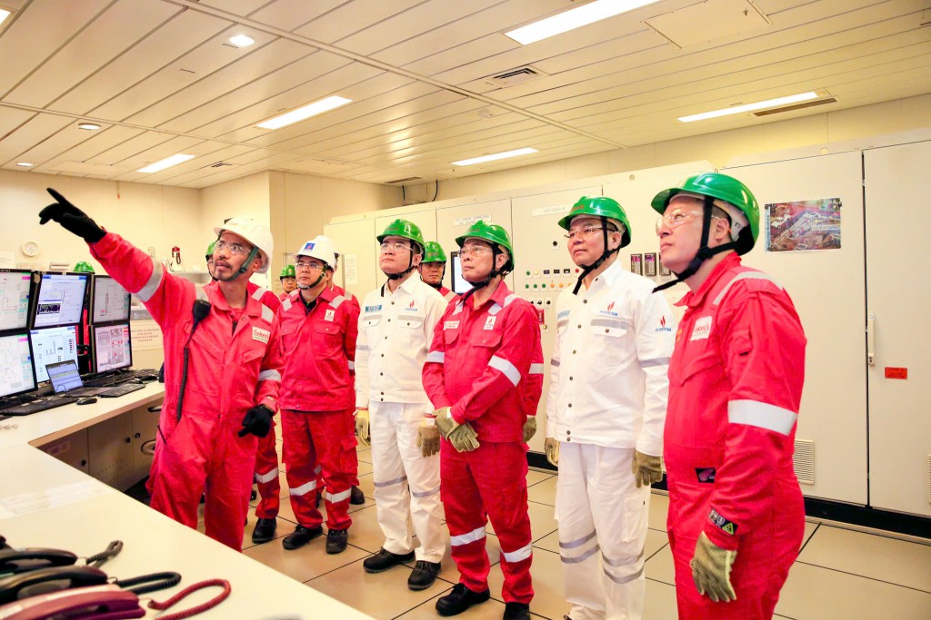 Phó Thủ tướng Bùi Thanh Sơn nghe báo cáo về hoạt động của mỏ Sư Tử Vàng Phó Thủ tướng Bùi Thanh Sơn nghe báo cáo về hoạt động của mỏ Sư Tử Vàng