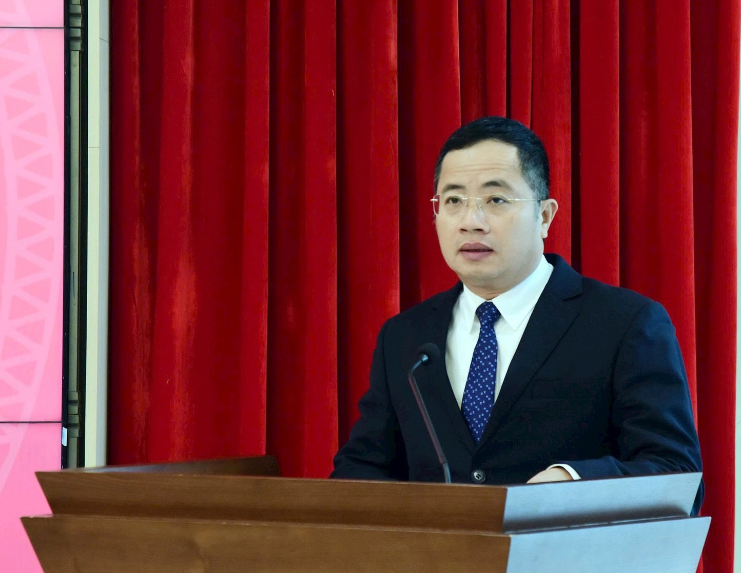 Thiếu tướng Nguyễn Thành Long, tân Chánh Văn phòng Thành ủy phát biểu. Thiếu tướng Nguyễn Thành Long, tân Chánh Văn phòng Thành ủy phát biểu.