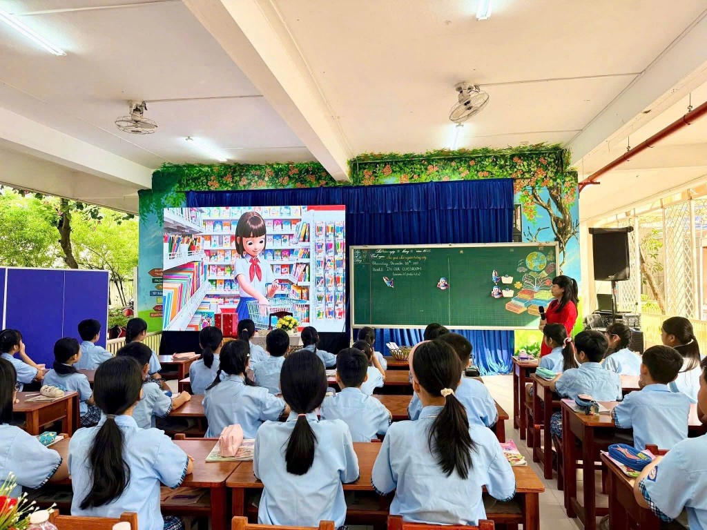 Tiết tiếng Anh lớp 5 ứng dụng AI trong dạy học, tại trường Tiểu học Lý Công Uẩn, TP Đà Nẵng