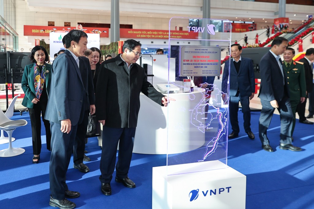 Thủ tướng Phạm Minh Chính kiểm tra khu trưng bày các sản phẩm khoa học công nghệ - Ảnh: VGP/Nhật Bắc