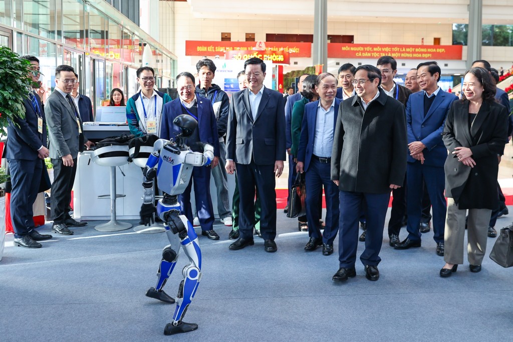 Thủ tướng Phạm Minh Chính kiểm tra khu trưng bày các sản phẩm khoa học công nghệ - Ảnh: VGP/Nhật Bắc