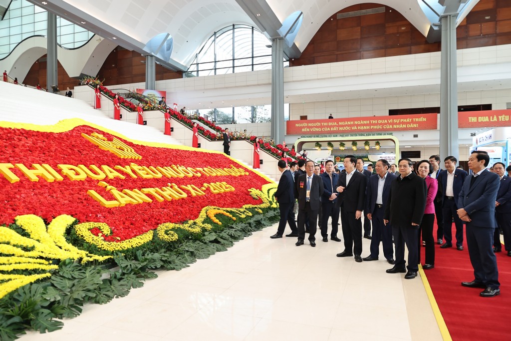 Thủ tướng Chính phủ Phạm Minh Chính kiểm tra công tác chuẩn bị và tổng duyệt chương trình Đại hội Thi đua yêu nước toàn quốc lần thứ XI - Ảnh: VGP/Nhật Bắc