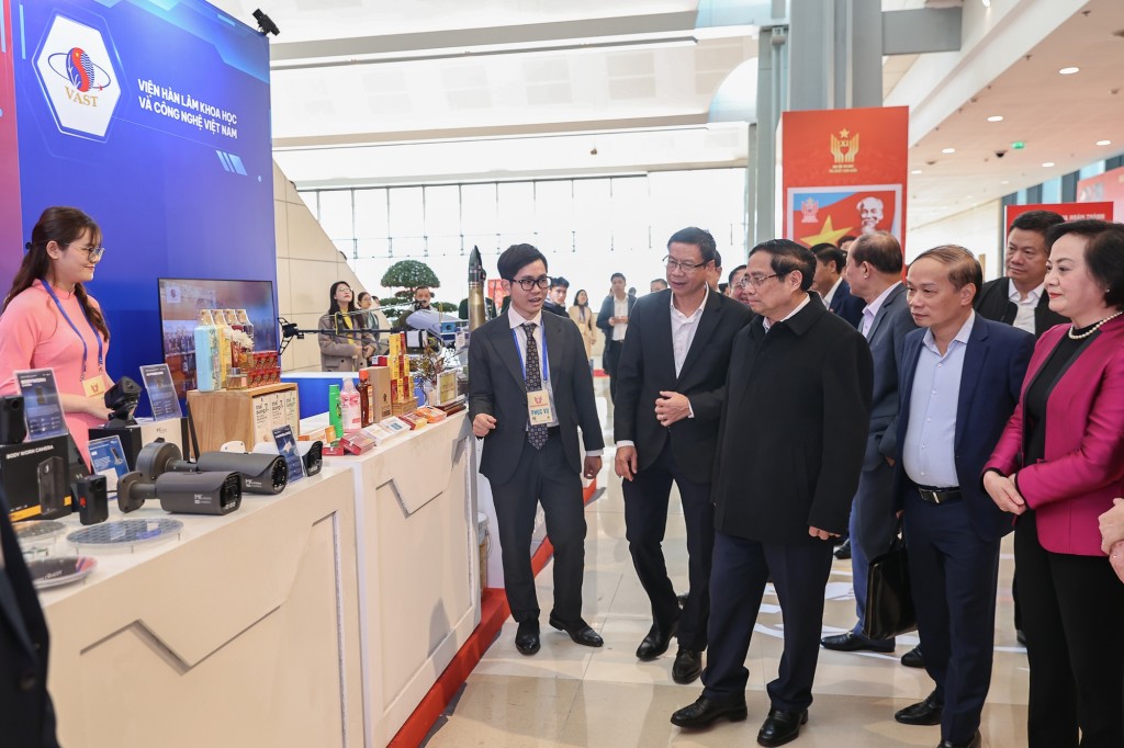 Thủ tướng Phạm Minh Chính kiểm tra khu trưng bày các sản phẩm tiêu biểu - Ảnh: VGP/Nhật Bắc