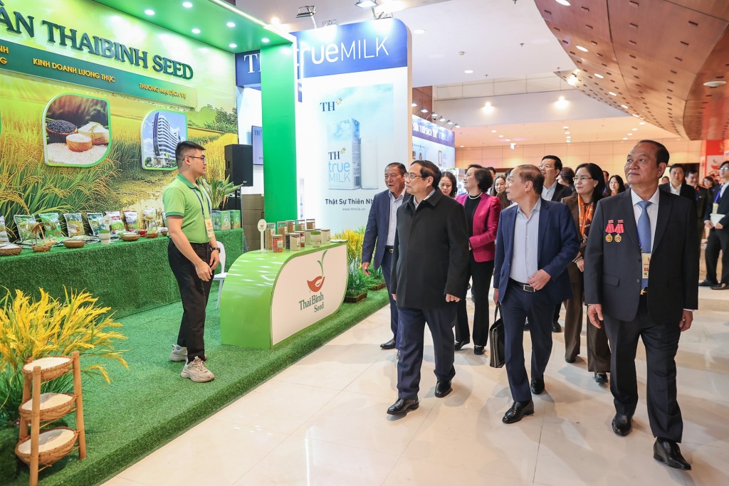 Thủ tướng Phạm Minh Chính kiểm tra khu trưng bày các sản phẩm tiêu biểu - Ảnh: VGP/Nhật Bắc
