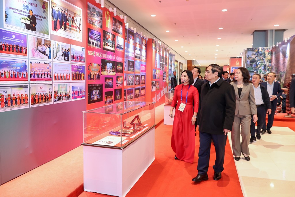 Thủ tướng Phạm Minh Chính kiểm tra khu trưng bày ảnh về phong trào thi đua yêu nước - Ảnh: VGP/Nhật Bắc