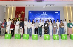 Hàng trăm suất quà được trao cho người dân có hoàn cảnh khó khăn