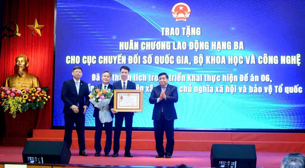 Phó Thủ tướng Nguyễn Chí Dũng trao Huân chương Lao động hạng 3 cho Cục Chuyển đổi số quốc gia, Bộ KH&CN - Ảnh: VGP/Minh Ngọc