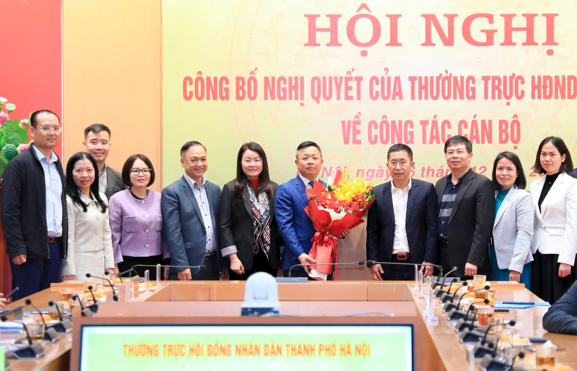 Văn phòng Đoàn Đại biểu Quốc hội và HĐND thành phố Hà Nội chúc mừng tân Chánh Văn phòng Trần Thanh Hà. Ảnh: Quang Thái