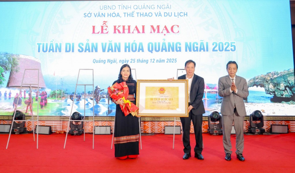 Trao Bằng xếp hạng Di tích quốc gia đối với thắng cảnh Cổng Tò Vò