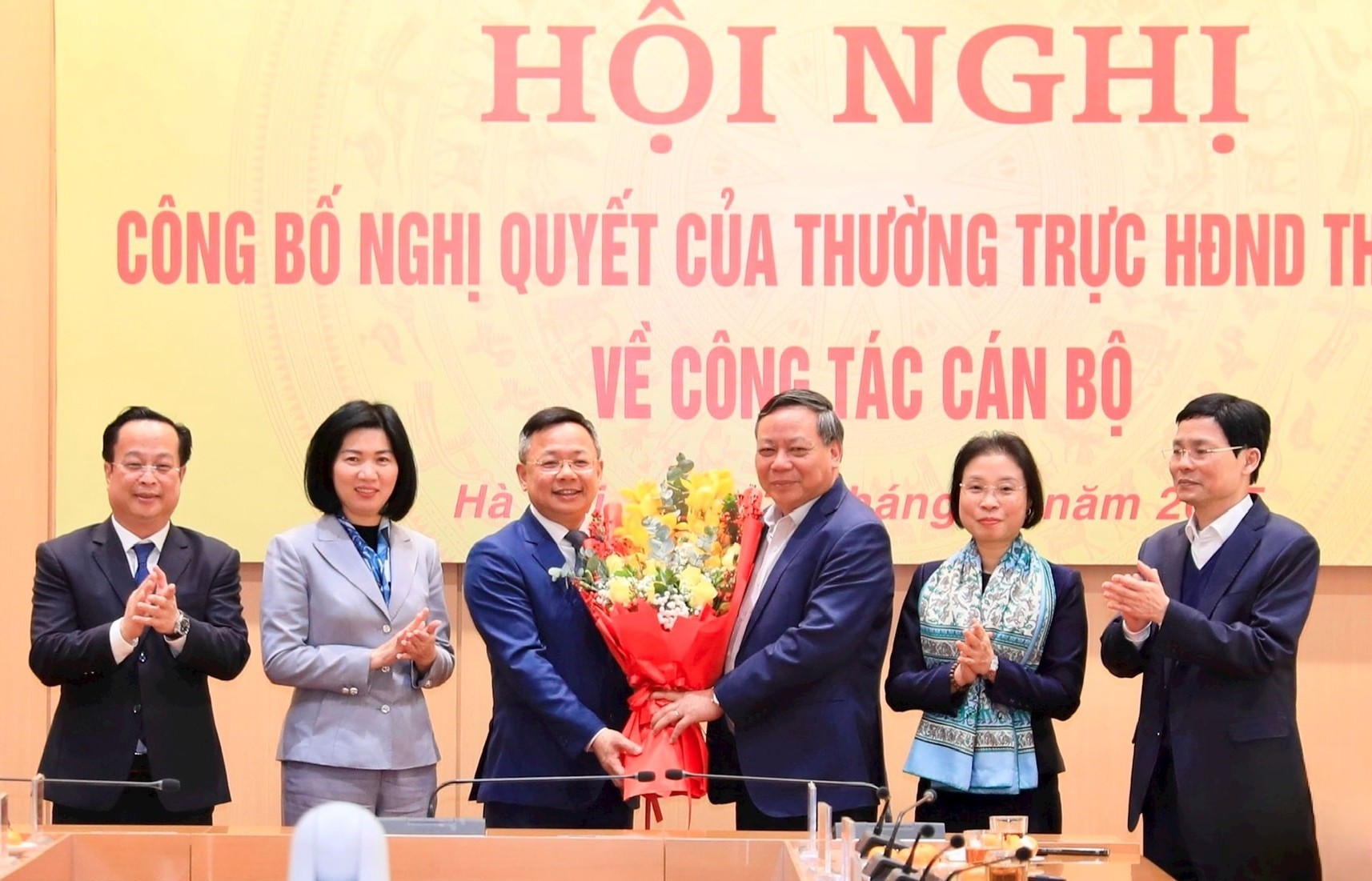 Công bố Nghị quyết của HĐND TP Hà Nội về công tác cán bộ