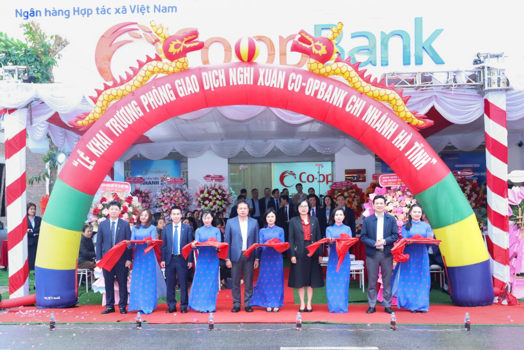 ác đại biểu tại Lễ cắt băng khai trương Phòng giao dịch Nghi Xuân - Co-opBank Chi nhánh Hà Tĩnh