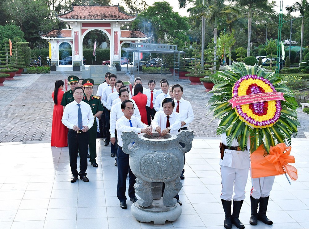Đồng chí Bùi Văn Nghiêm, Phó Trưởng ban Nội chính Trung ương; đồng chí Hồ Thanh Thuỷ, Phó Bí thư Tỉnh uỷ, Chủ tịch Uỷ ban MTTQ Việt Nam tỉnh cùng đại biểu dâng hương, dâng hoa tưởng niệm Chủ tịch Hồ Chí Minh.