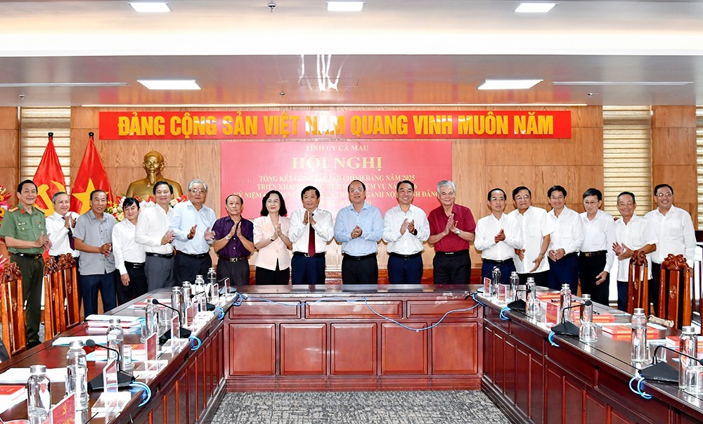 Đồng chí Bùi Văn Nghiêm (thứ 9 từ trái qua), Phó Trưởng ban Nội chính Trung ương chúc mừng ngành Nội chính Cà Mau nhân kỷ niệm 60 năm Ngày truyền thống ngành Nội chính Đảng.