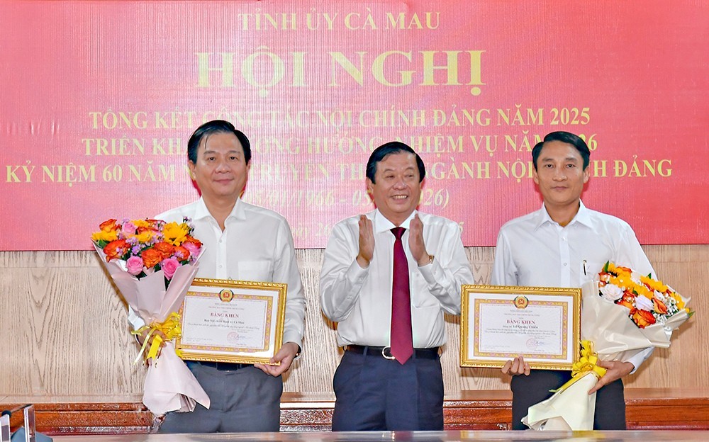 Phó trưởng Ban Nội chính Trung ương Bùi Văn Nghiêm (giữa) trao tặng Bằng khen cho Ban Nội chính Tỉnh ủy Cà Mau và cá nhân tiêu biểu với những thành tích xuất sắc trong sự nghiệp xây dựng ngành.