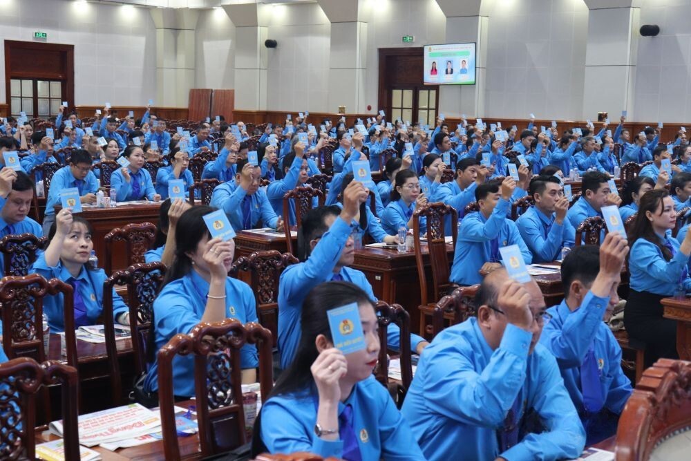 Đại biểu biểu quyết thông qua các nội dung quan trọng tại Đại hội.