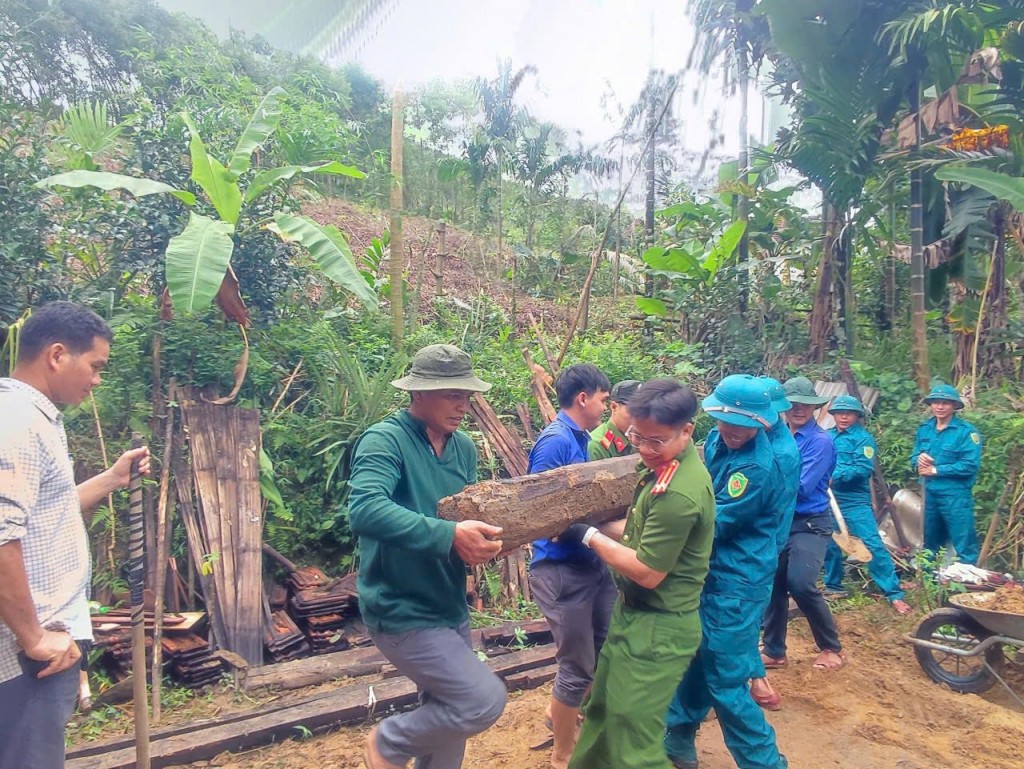 Lực lượng Công an xã và Xã đội Sơn Linh phối hợp hỗ trợ dựng nhà cho gia đình ông Đinh Vì