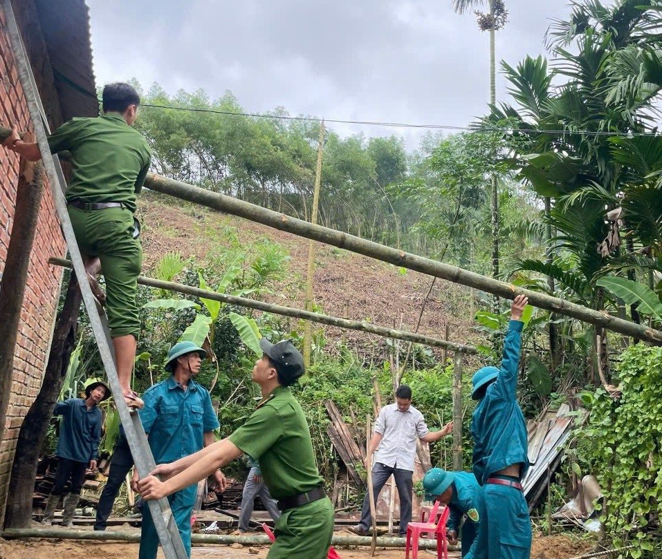 Lực lượng xung kích nỗ lực hoàn thiện khung nhà giúp gia đình ông Đinh Vì sớm ổn định cuộc sống.