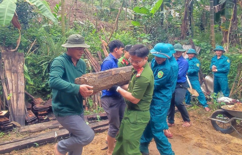Quảng Ngãi: Công an xã Sơn Linh hỗ trợ người dân dựng nhà