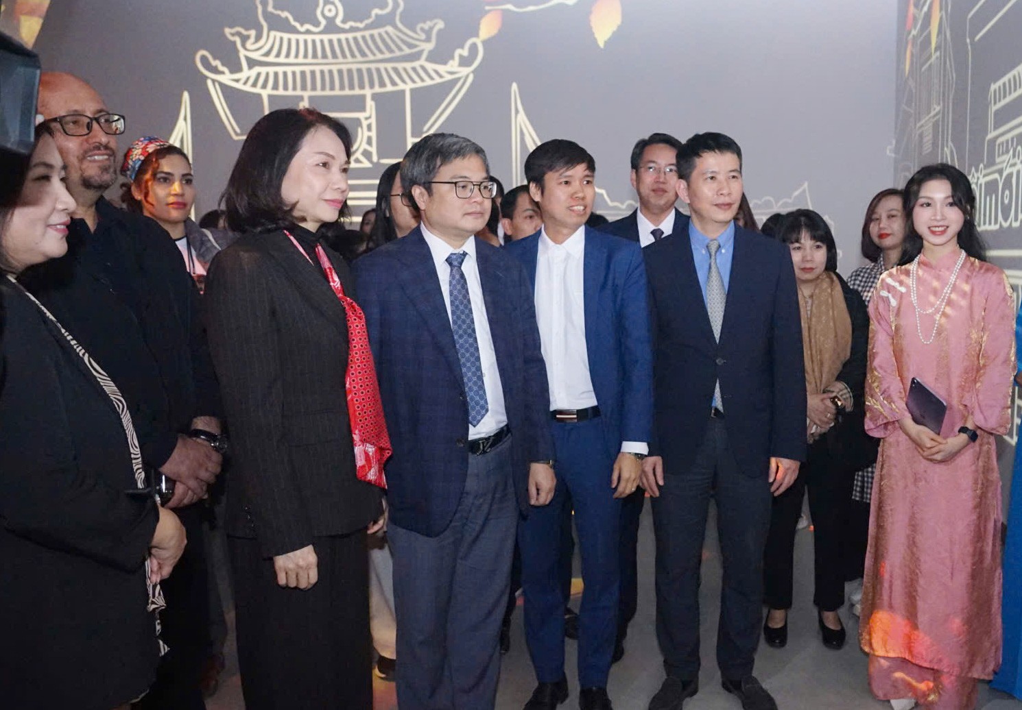 Các vị đại biểu tham quan không gian sáng tạo tại triển lãm