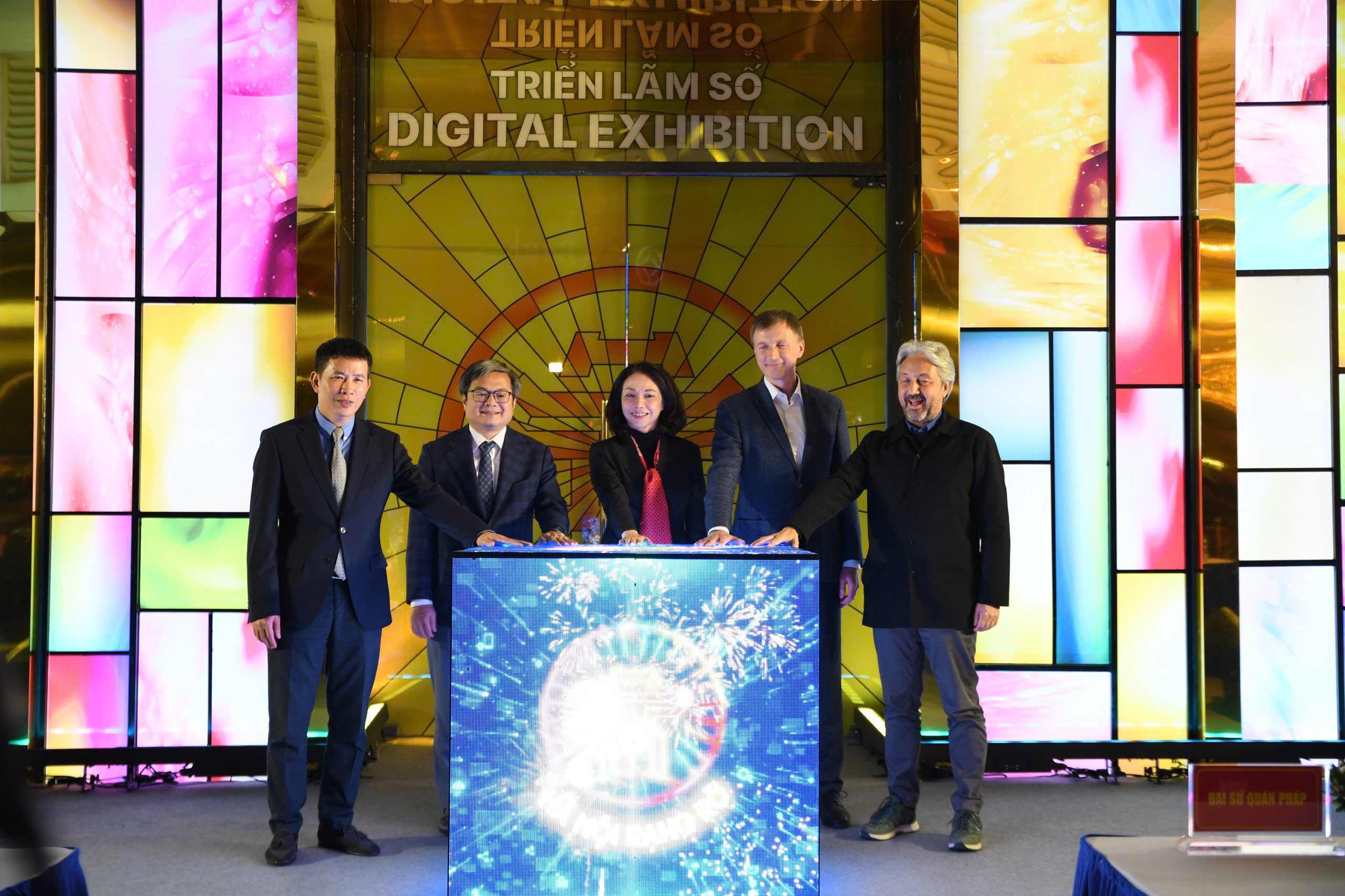 Các đại biểu thực hiện nghi thức khai mạc triển lãm