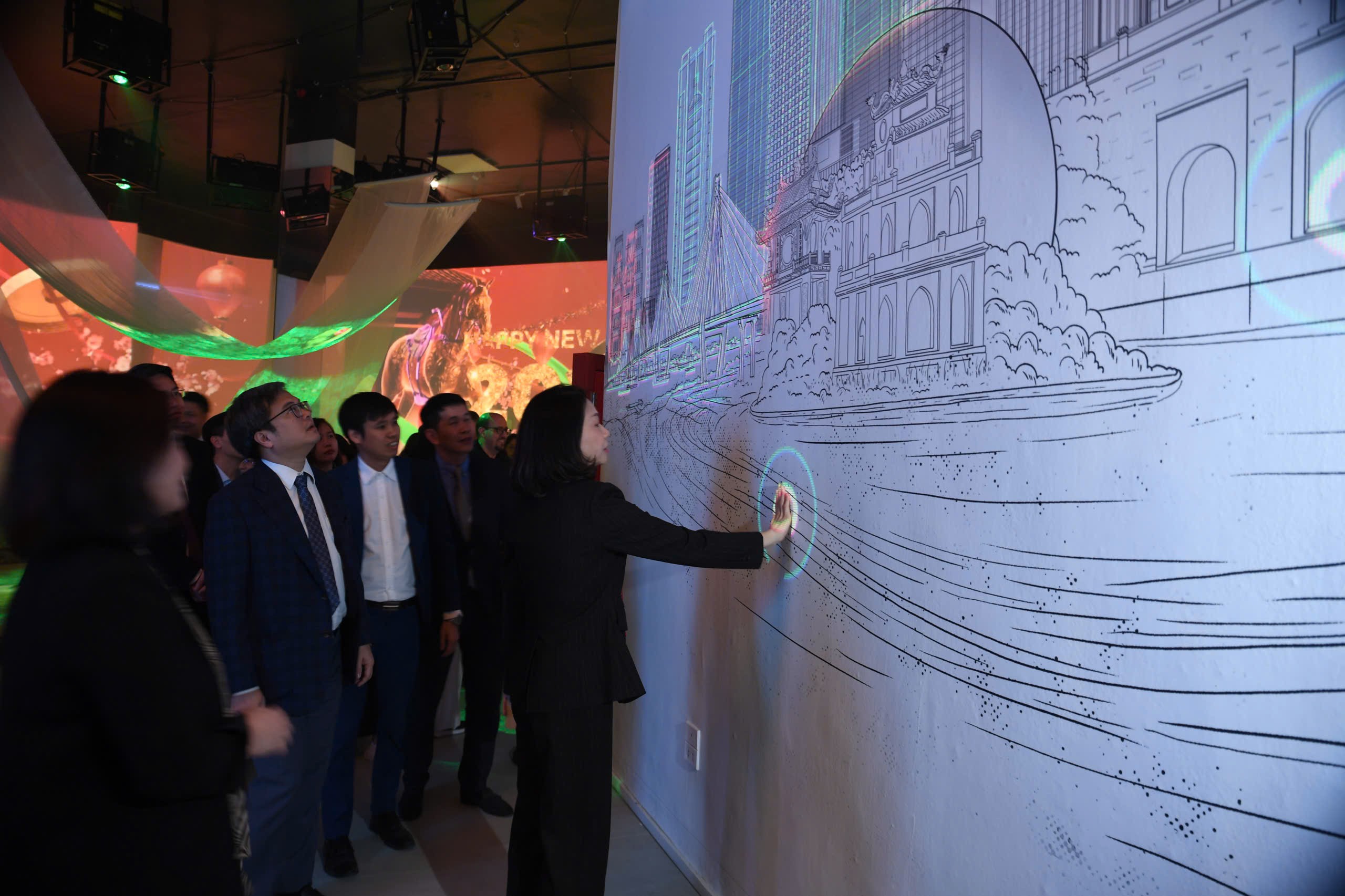 Phó Chủ tịch UBND TP Hà Nội Vũ Thu Hà trải nghiệm không gian số ở triển lãm