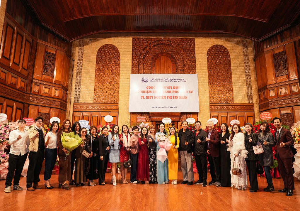 Tập thể thầy và trò Học viện Âm nhạc quốc gia Việt Nam chúc mừng PGS.TS.NSƯT Tân Nhàn