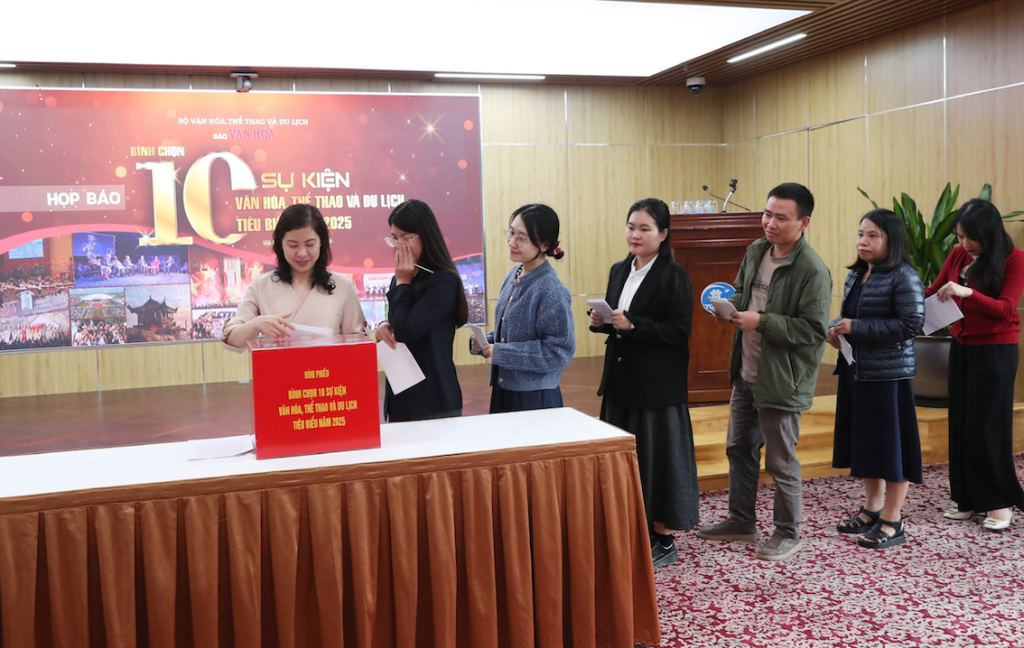 Các phóng viên bình chọn trực tiếp tại buổi họp báo (Ảnh: Trần Huấn)