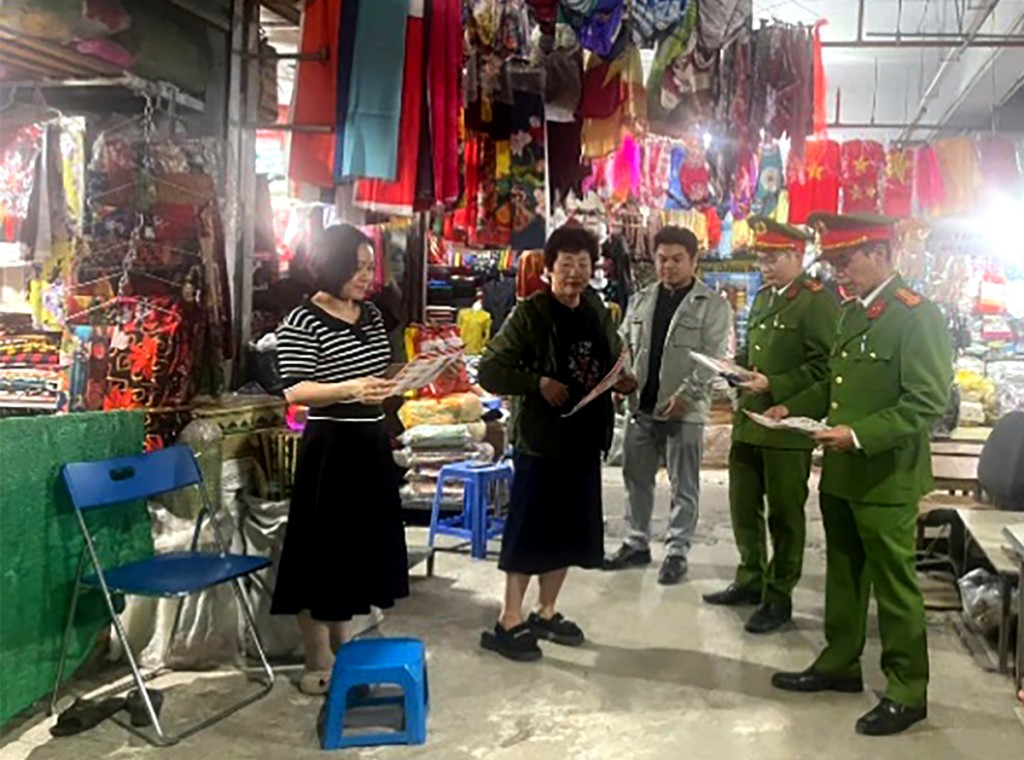 Lực lượng Cảnh sát PCCC và CNCH phát tời rơi tuyên truyền tiểu thương nâng cao ý thức phòng ngừa hỏa hoạn tại chợ Phúc Lợi, chợ ẩm thực Ngọc Lâm