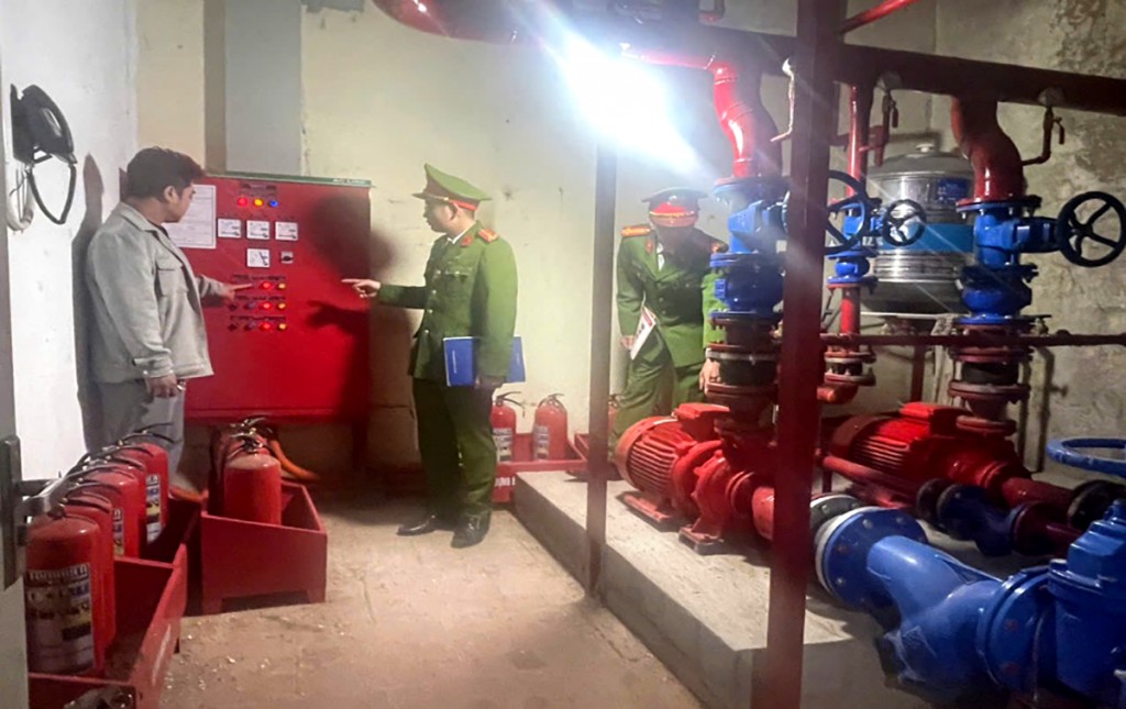 Cảnh sát PCCC và CNCH kiểm tra việc duy trì hoạt động, khả năng vận hành các thiết bị, phương tiện PCCC được trang bị tại các chợ