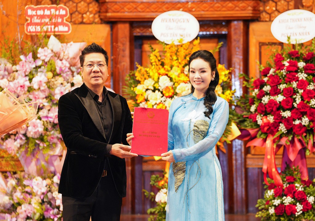 NSND Quốc Hưng, Giám đốc Học viện Âm nhạc quốc gia Việt Nam trao Quyết định bổ nhiệm chức danh Phó Giáo sư đối với Tiến sĩ, NSƯT Tân Nhàn