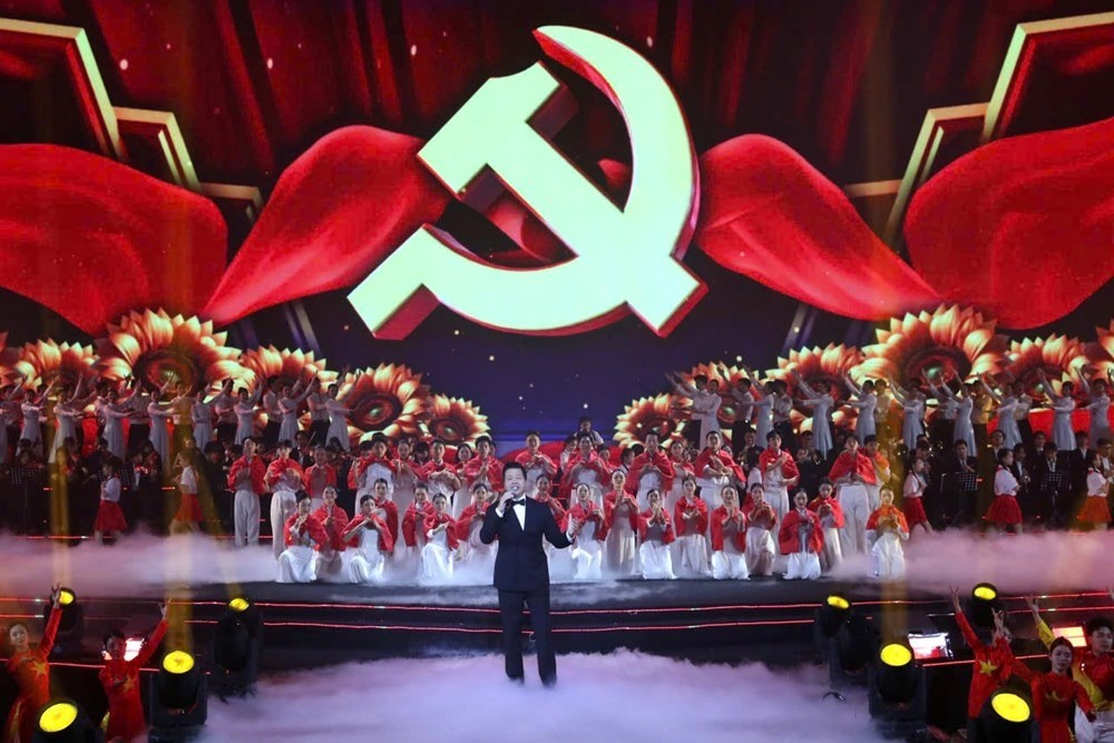 NSƯT Đăng Dương cùng các nghệ sĩ trong một tiết mục biểu diễn tại chương trình