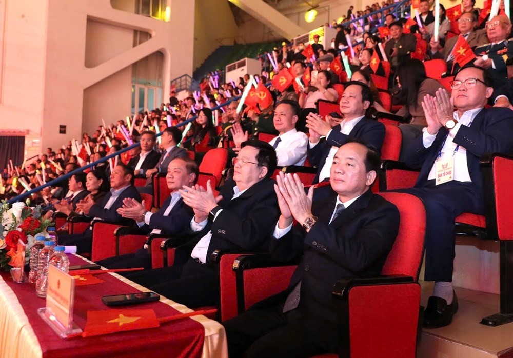 Đại tướng Trịnh Văn Quyết, Bí thư Trung ương Đảng, Trưởng Ban Tuyên giáo và Dân vận Trung ương; Ủy viên BCH Trung ương Đảng, Phó Thủ tướng Chính phủ Mai Văn Chính cùng các đại biểu tham dự chương trình (Ảnh: Trần Huấn)