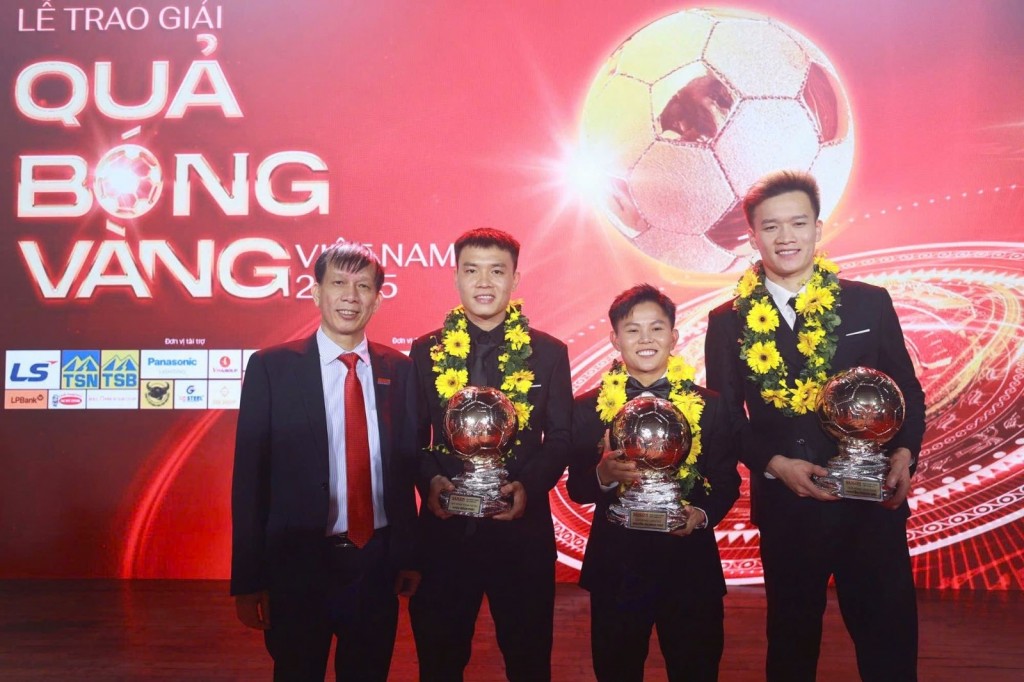 3 cầu thủ Hoàng Đức, Bích Thùy và Đoàn Phát đoạt Quả bóng Vàng Việt Nam 2025