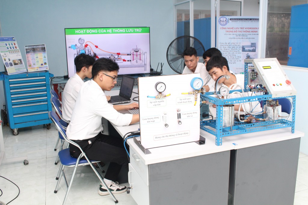 Lê Anh Vân cùng các thành viên nhóm nghiên cứu đề tài “Hệ thống lưu trữ hydrogen rắn trong đô thị thông minh”