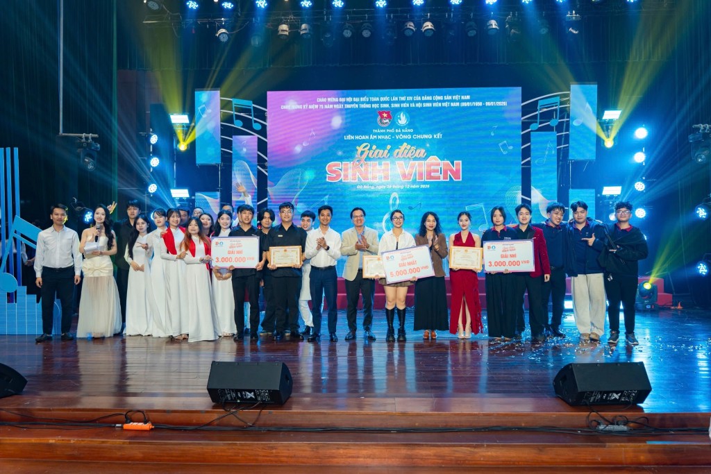 Ban Tổ chức trao giải cho các tiết mục xuất sắc nhất tại liên hoan (Ảnh: Đ.Minh)