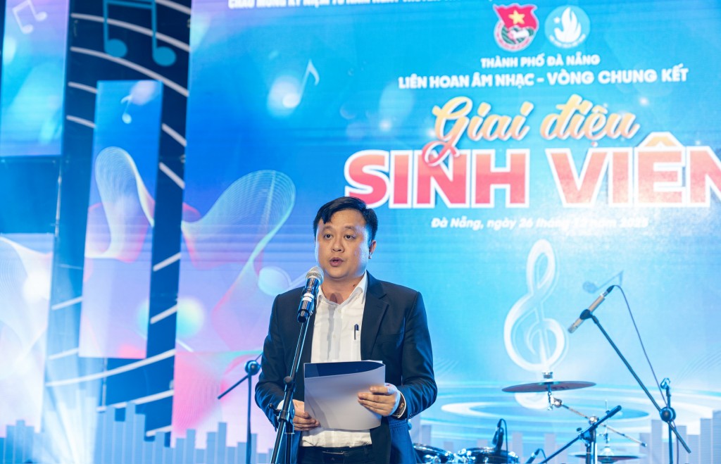Anh Lê Công Hùng, Phó Chủ tịch Ủy ban MTTQ Việt Nam thành phố, Bí thư Thành đoàn Đà Nẵng phát biểu tại chương trình (Ảnh: Đ.Minh)