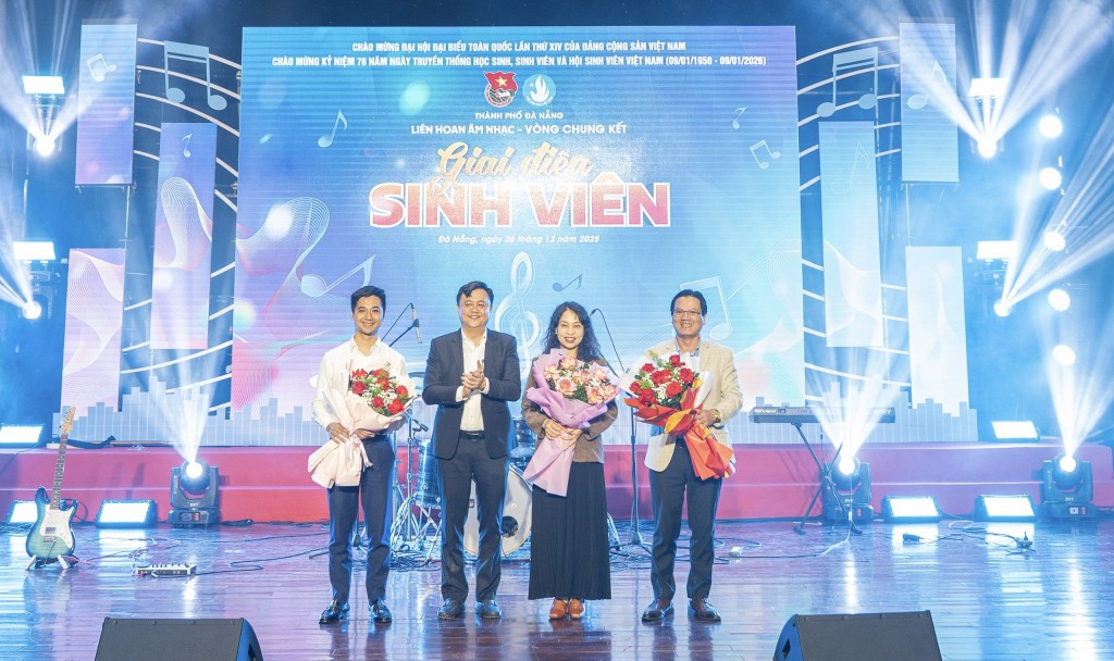 Ban Tổ chức trao hoa cảm ơn Ban giám khảo Liên hoan âm nhạc “Giai điệu sinh viên” năm 2025 (Ảnh: Đ.Minh)