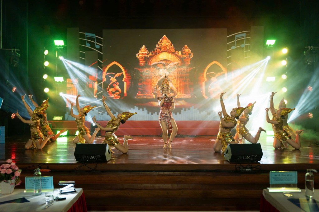 tiết mục “Vũ nữ Apsara bên sông Hàn” đến từ Đại học Duy Tân đoạt giải Nhất 