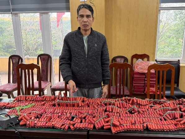 Đối tượng Nguyễn Kim Khánh cùng số tang vật bị cảnh sát thu giữ