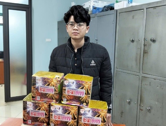 Đối tượng Phạm Văn Quyến cùng số pháo tang vật 