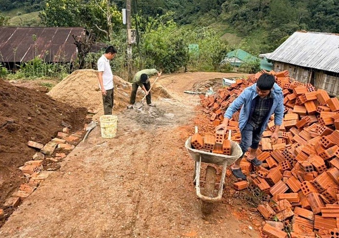 Quyết tâm “không để người dân chịu cảnh màn trời chiếu đất”, lực lượng Công an khẩn trương đẩy nhanh tiến độ thi công.